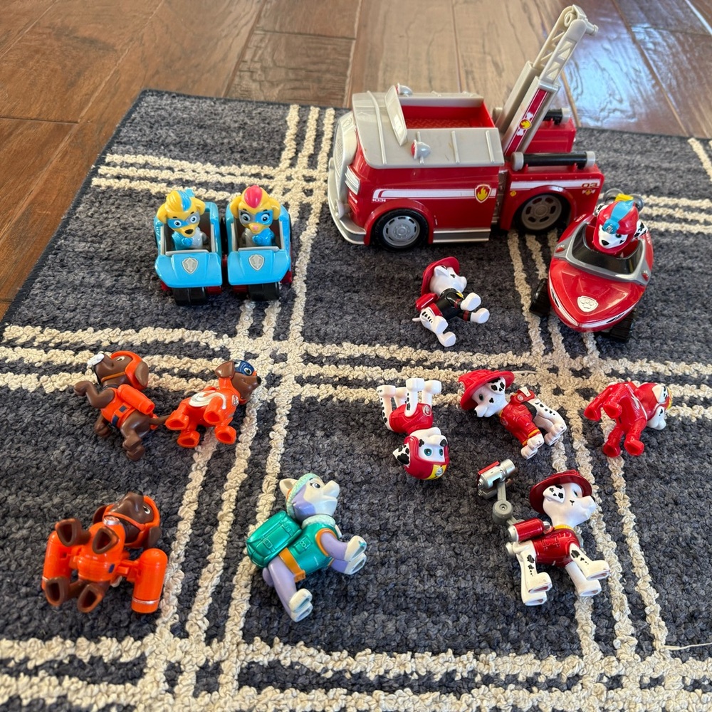 Paw Patrol Vehicles with TWELVE Rescue Pups!